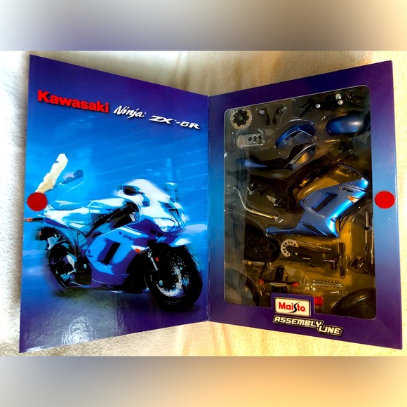 Maisto Motorcycle Building Kit - Kawasaki Ninja ZX-6R Assembly Line - Picture 2 of 8